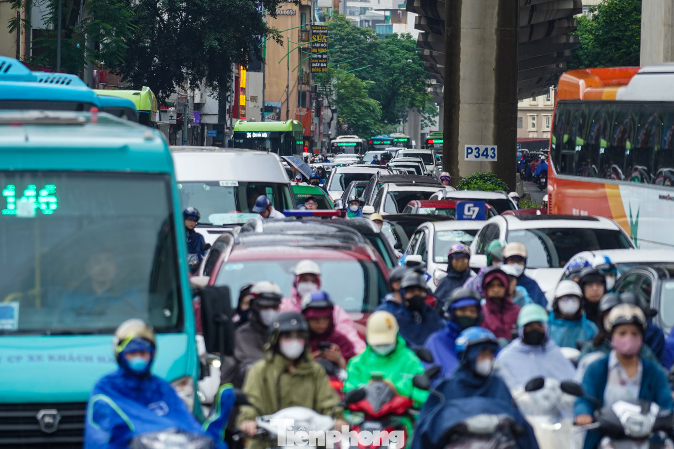 Hình ảnh tại đường Cầu Giấy lúc 7 giờ sáng đông nghẹt xe cộ, trời mưa cũng khiến nhiều người di chuyển đi làm khá khó khăn.