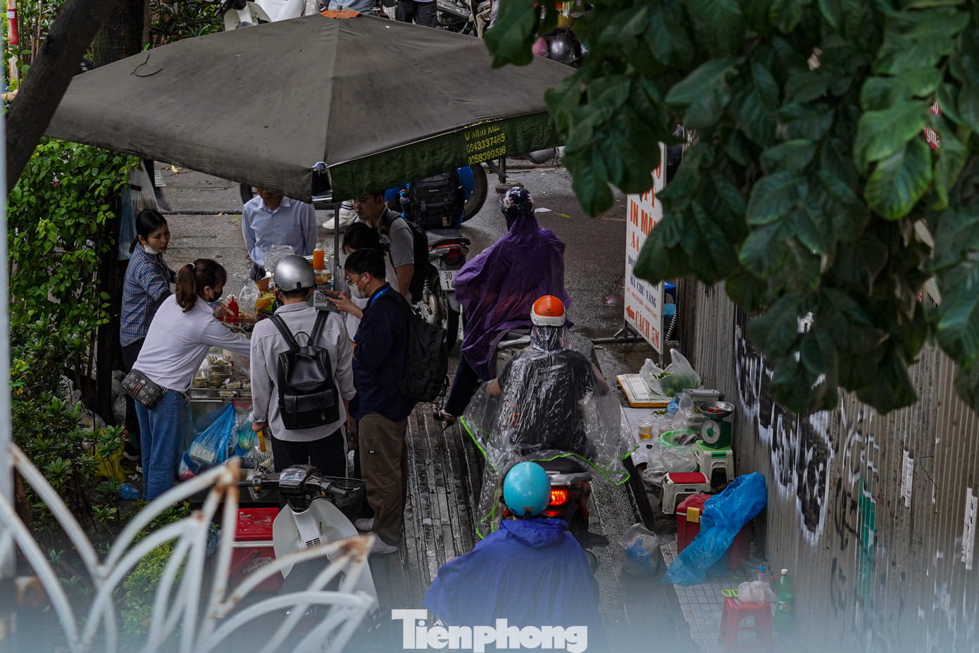 Nhiều người buộc phải chạy xe lên vỉa hè để tránh những đoạn đường đang ùn tắc nghiêm trọng.