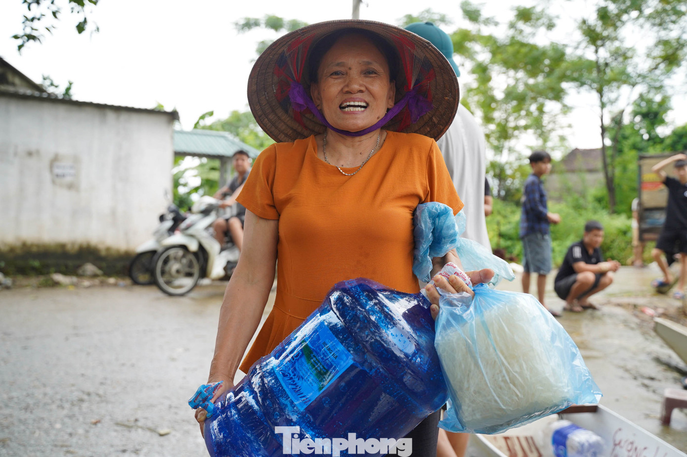 "Nước ngập tôi chỉ sợ thiếu nước sạch. Được các mạnh thường quân giúp đỡ, có nước để dùng tôi vui lắm", người phụ nữ chia sẻ.