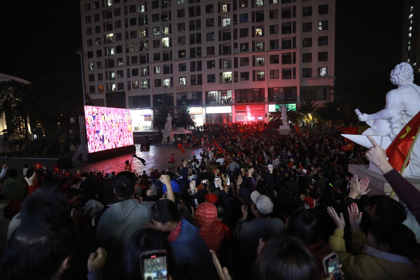 20h ngày 5/1, màn so tài giữa đội tuyển Việt Nam và Thái Lan tại chung kết ASEAN Cup 2024 diễn ra trên sân Rajamangala (Thái Lan). Với sức “nóng’’ của đêm chung kết, tại Hà Nội, nhiều quán cà phê thu hút rất đông người hâm mộ đến xem.