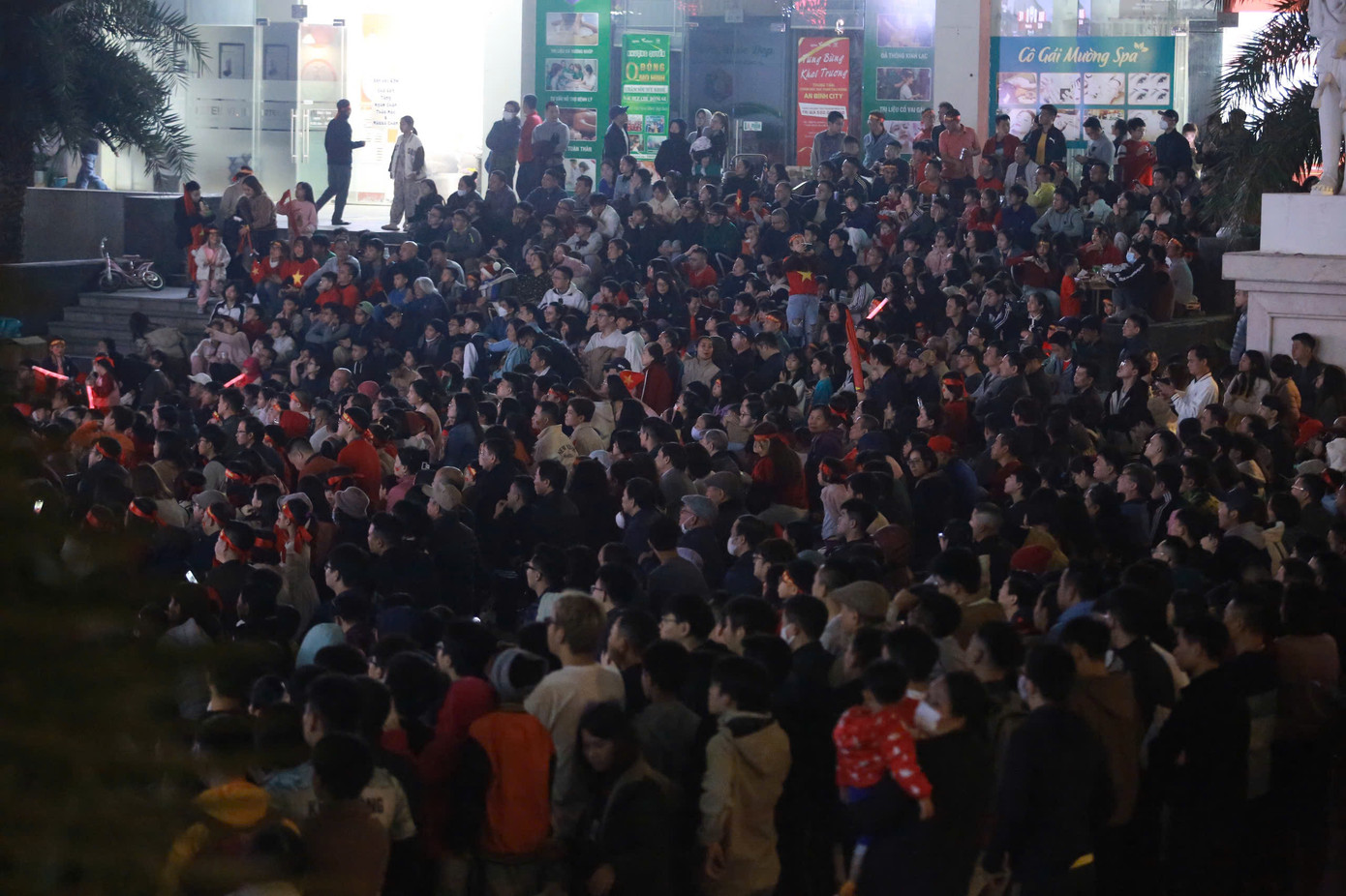 Tất cả đều chăm chú theo dõi diễn biến trận đấu đang diễn ra ở Thái Lan.