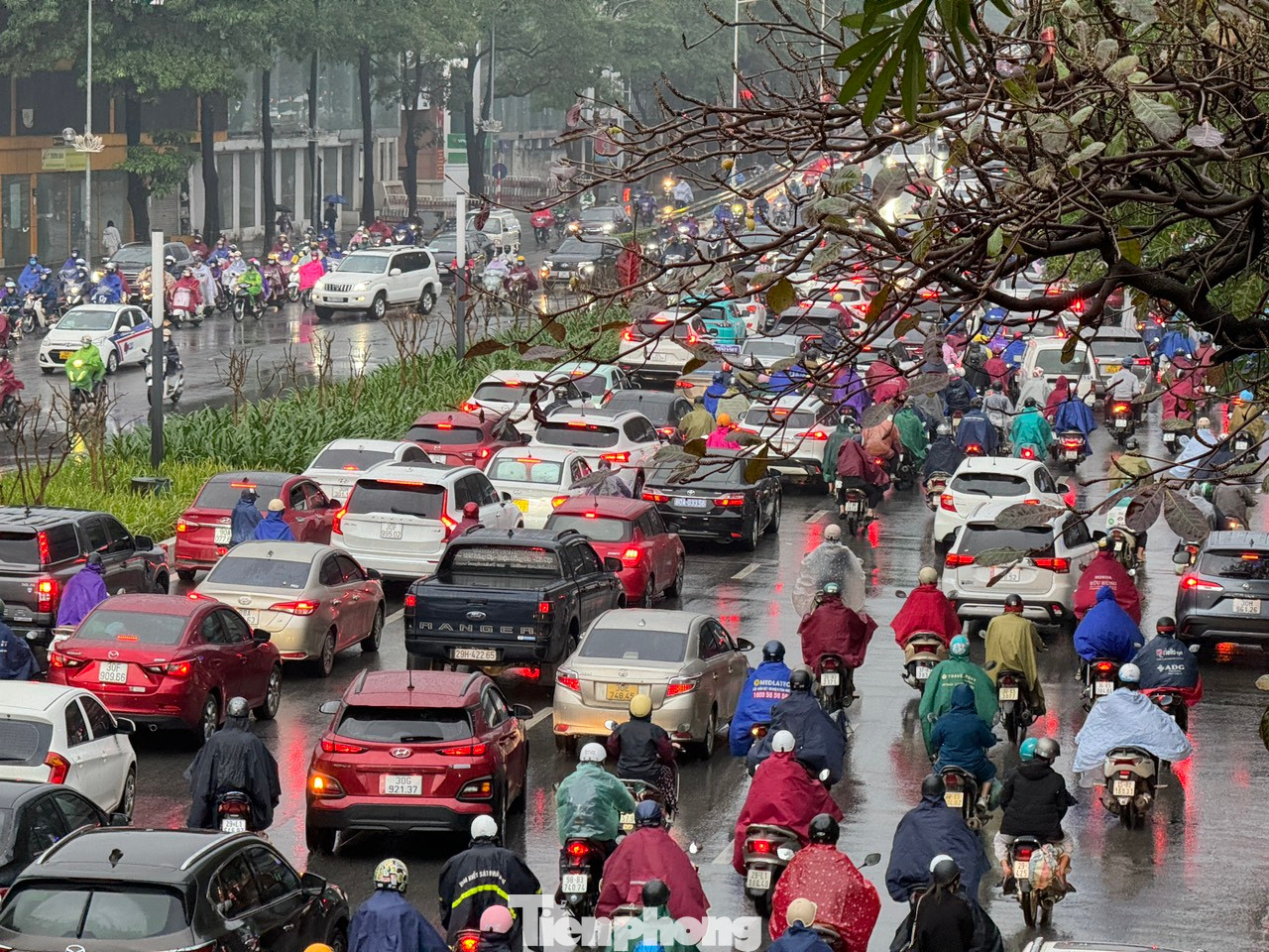 Ô tô tràn khắp các làn đường.