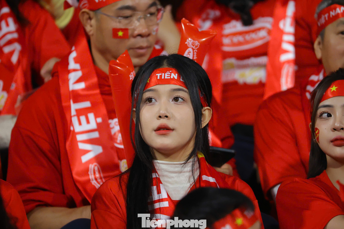 Bên trong sân, sắc đỏ được các &apos;bóng hồng&apos; fan Việt Nam tạo không khí vô cùng náo nhiệt.