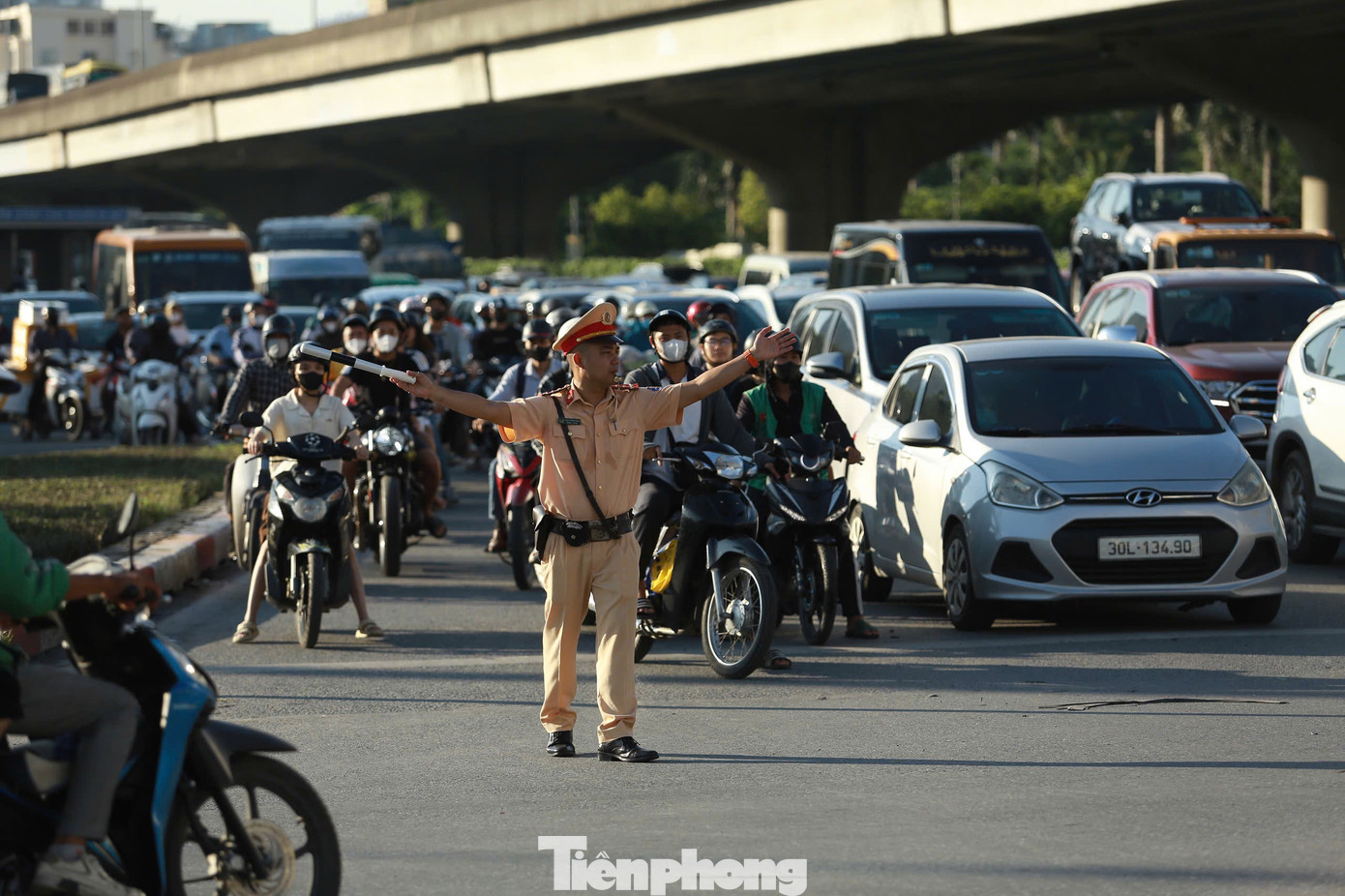 Lực lượng chức năng đã có mặt để giảm tình trạng ùn tắc giao thông.