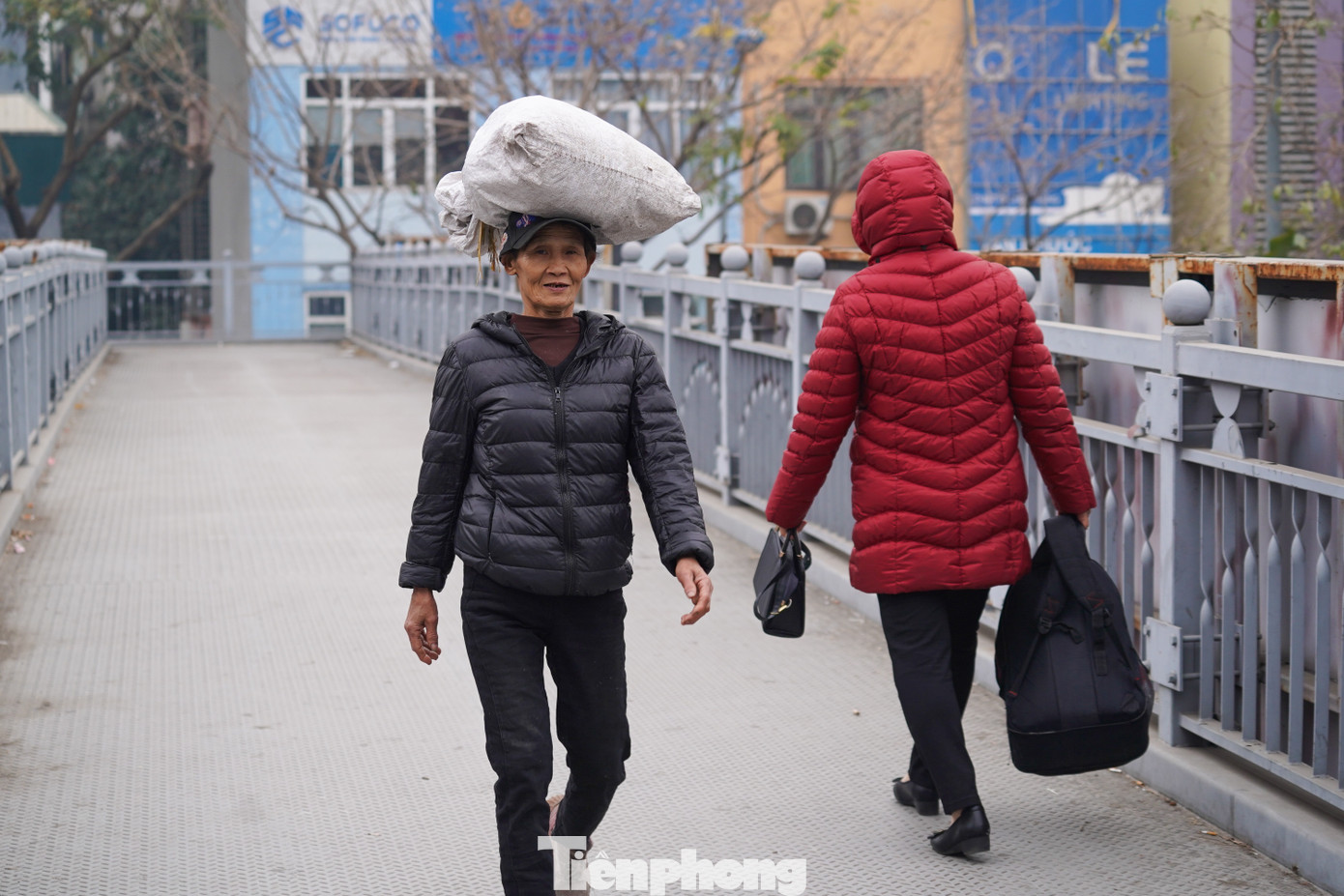 Với những người lao động ngoài trời, mọi hoạt động vẫn diễn ra như bình thường. Với những người lao động ngoài trời, mọi hoạt động vẫn diễn ra như bình thường.