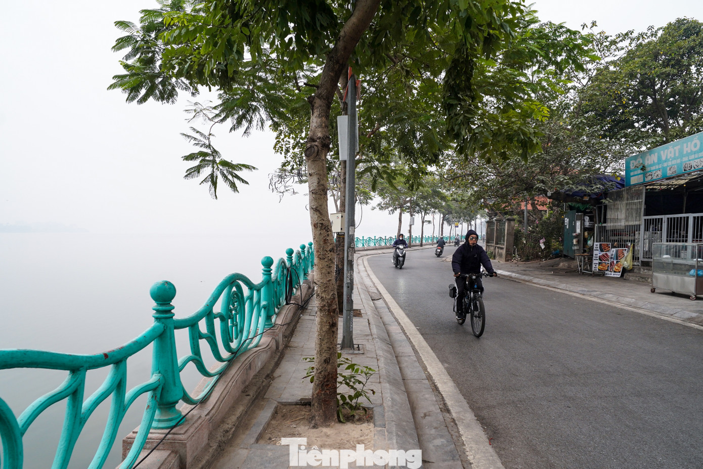 Hồ Tây mịt mù sương. Hồ Tây mịt mù sương.