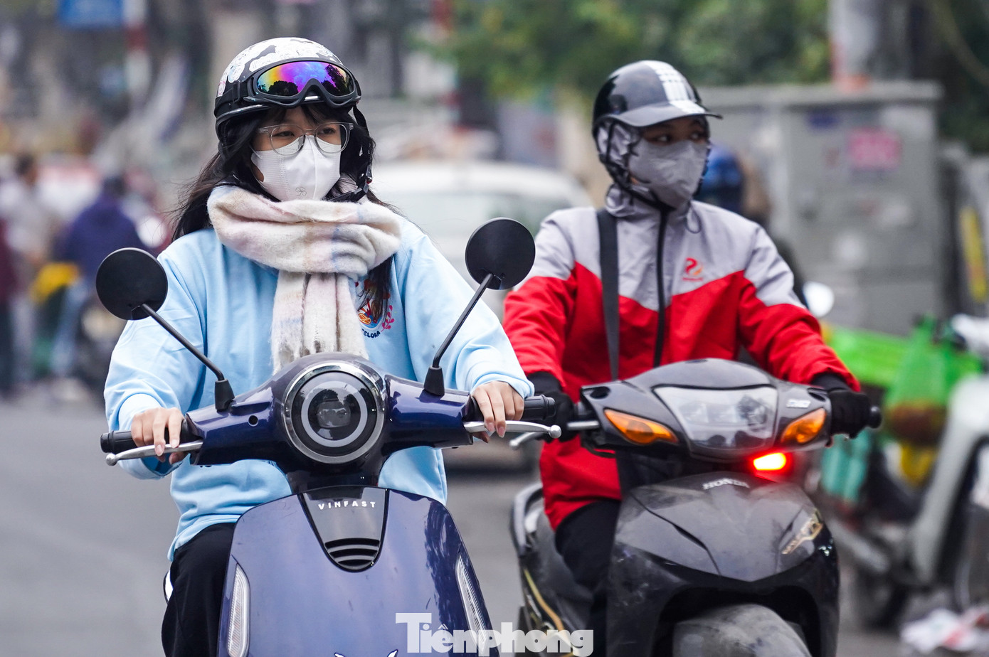 Dạo một vòng quanh Thủ đô, trên khắp các tuyến phố, dễ dàng bắt gặp cảnh người dân đi lại trong trang phục ấm áp. Dạo một vòng quanh Thủ đô, trên khắp các tuyến phố, dễ dàng bắt gặp cảnh người dân đi lại trong trang phục ấm áp.