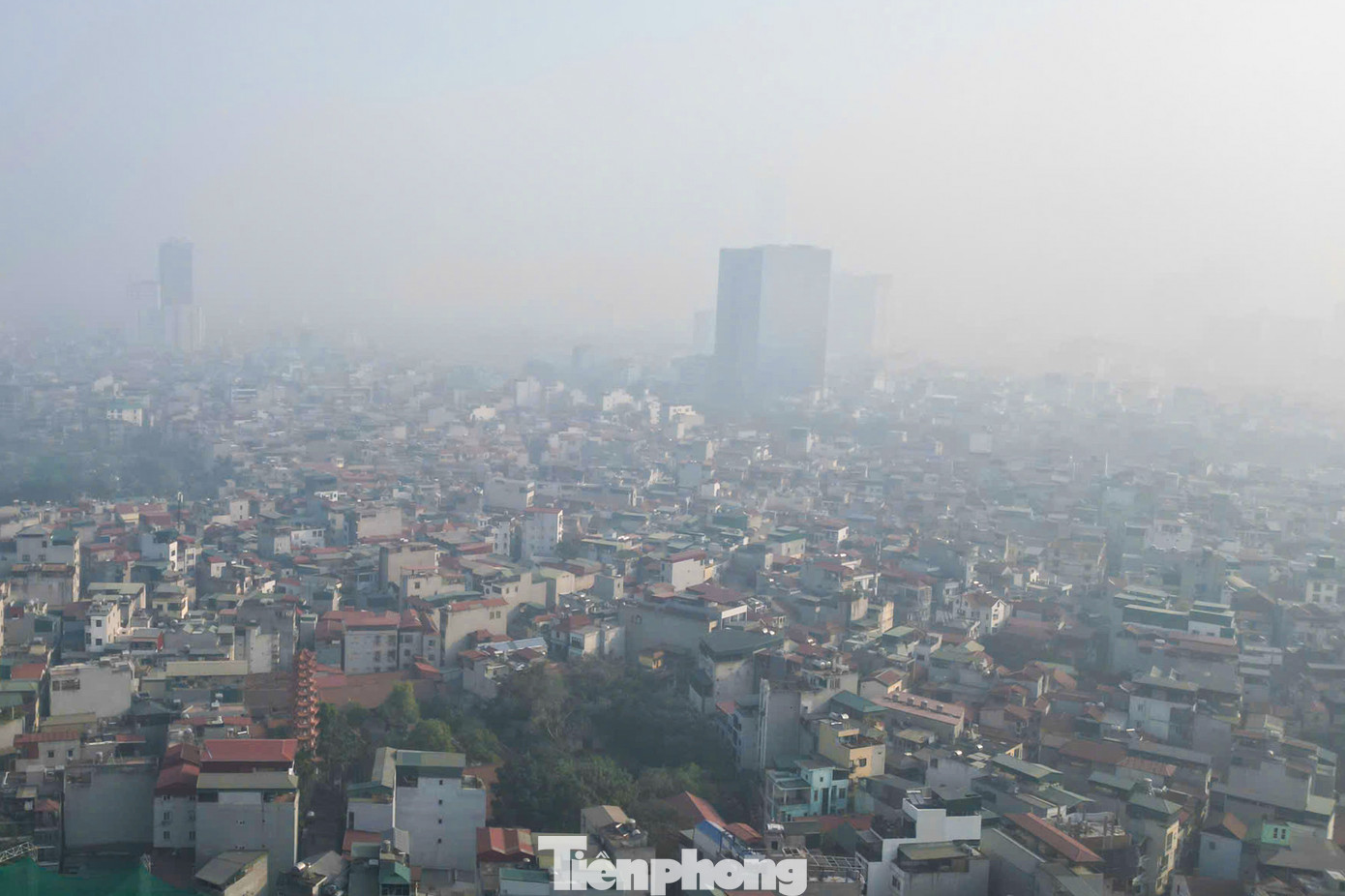 Theo quan sát, sáng nay, bầu trời Hà Nội bị bao phủ bởi sương mù dày đặc, tầm nhìn hạn chế. Theo quan sát, sáng nay, bầu trời Hà Nội bị bao phủ bởi sương mù dày đặc, tầm nhìn hạn chế.