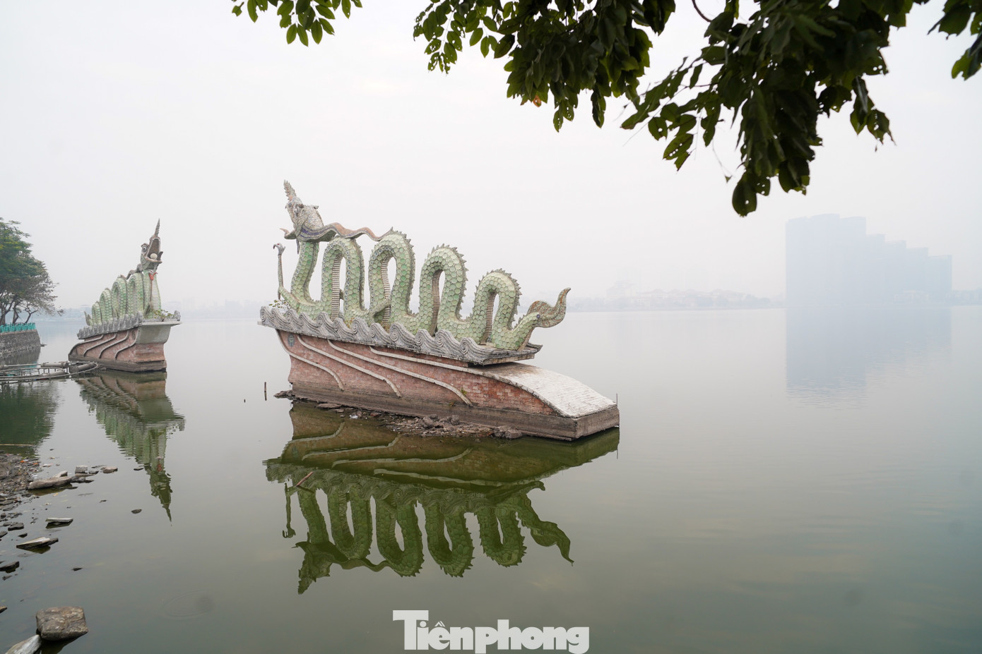 Khu vực 2 con rồng Hồ Tây, các tòa nhà ẩn hiện trong sương mù dày đặc. Khu vực 2 con rồng Hồ Tây, các tòa nhà ẩn hiện trong sương mù dày đặc.