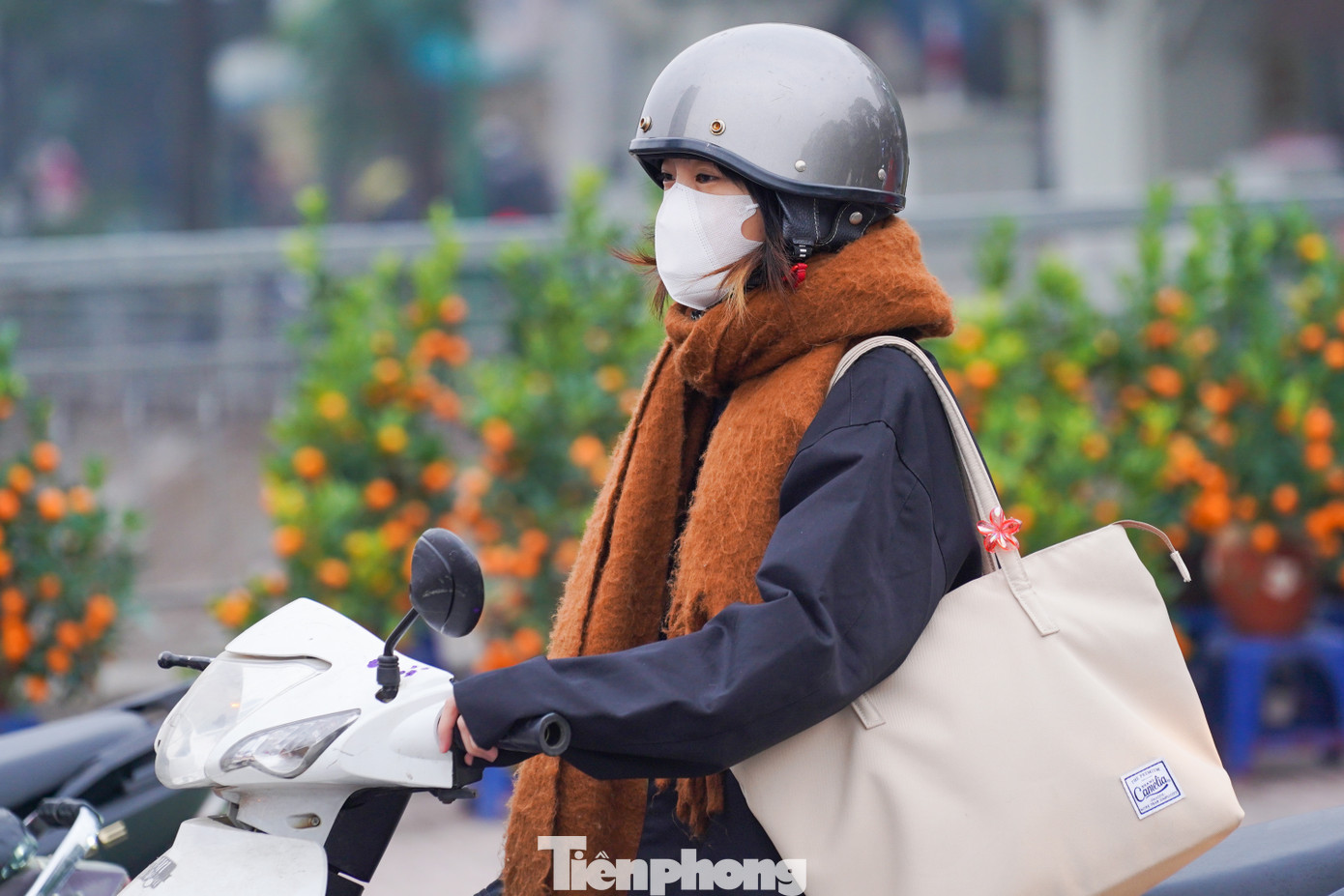 Người dân quàng khăn, bịt kín mít để tránh rét. Người dân quàng khăn, bịt kín mít để tránh rét.