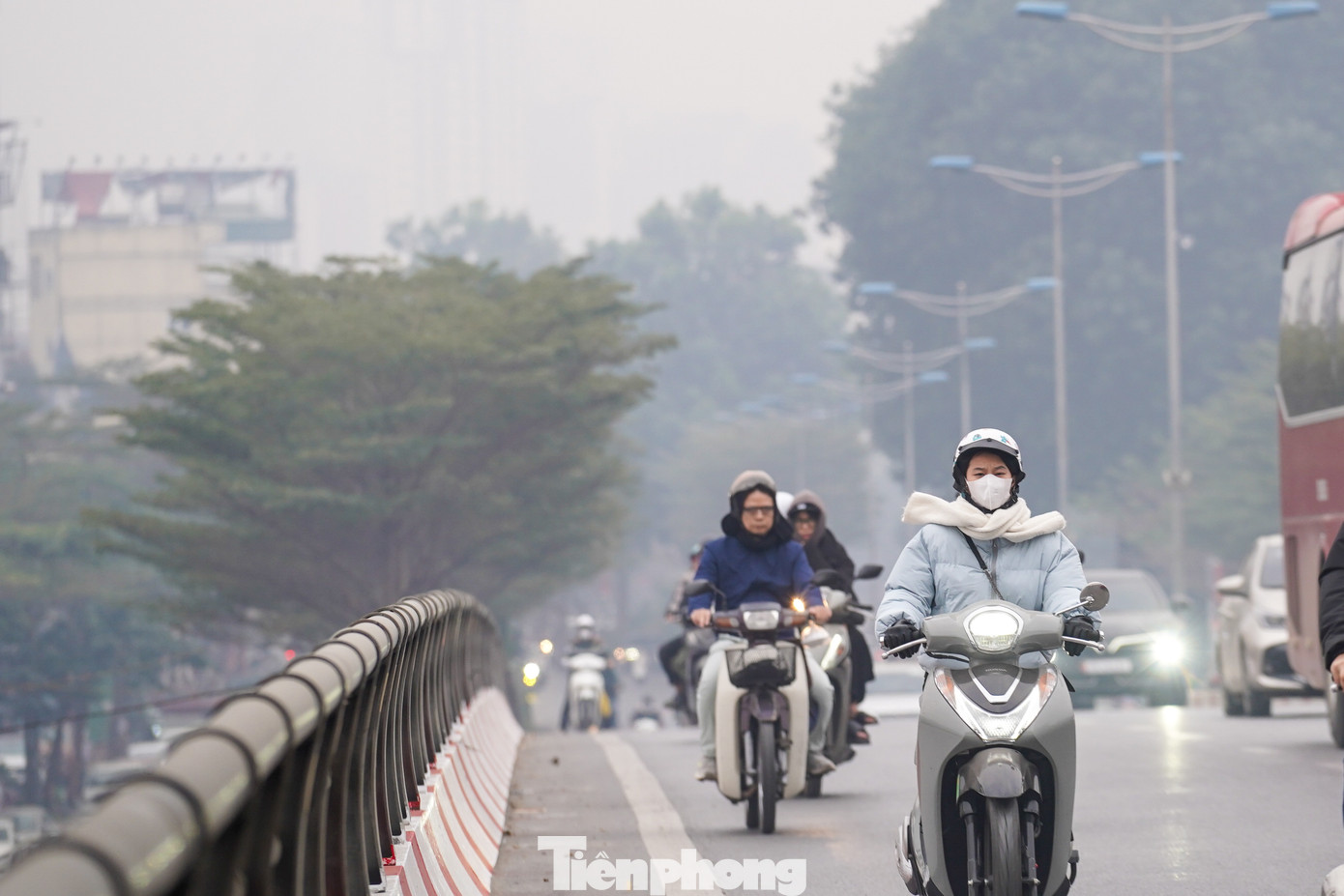 Nhiều người dân di chuyển trên đường phải đeo khẩu trang kín mít để tránh ảnh hưởng sức khoẻ. Nhiều người dân di chuyển trên đường phải đeo khẩu trang kín mít để tránh ảnh hưởng sức khoẻ.