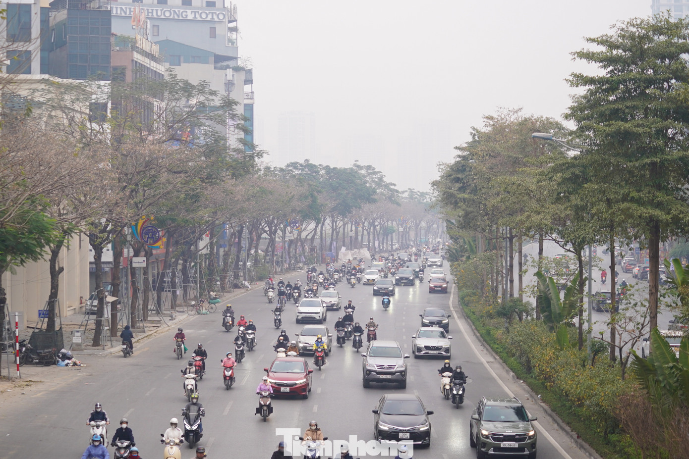 Ngoài sương mù, sáng nay, trời Hà Nội lạnh, nhiệt độ buổi sáng khoảng 12 - 16 độ C. Ngoài sương mù, sáng nay, trời Hà Nội lạnh, nhiệt độ buổi sáng khoảng 12 - 16 độ C.