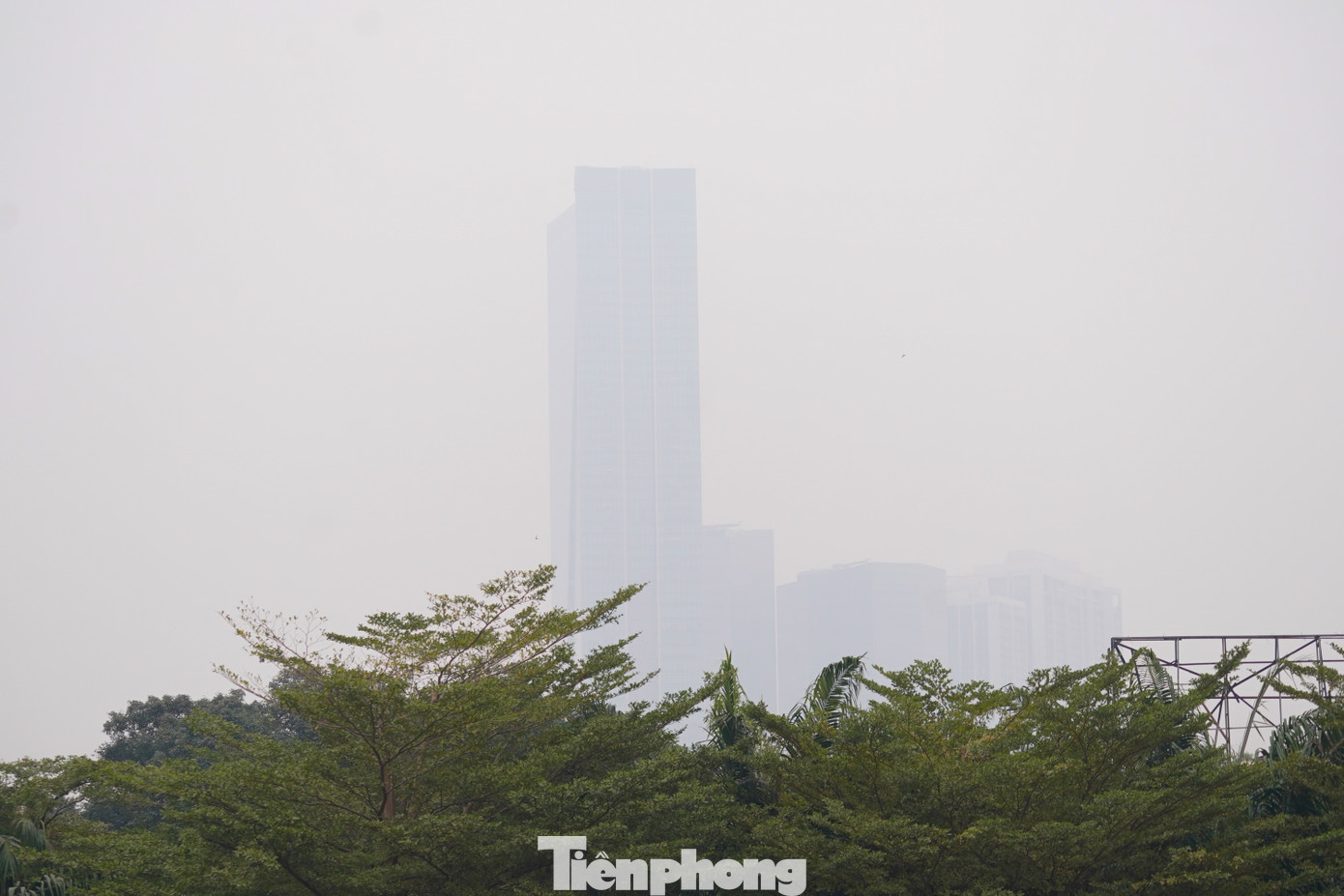 Trong phạm vi mắt thường rất khó nhìn rõ tấm biển tên tòa nhà và những tầng phía trên cùng. Trong phạm vi mắt thường rất khó nhìn rõ tấm biển tên tòa nhà và những tầng phía trên cùng.