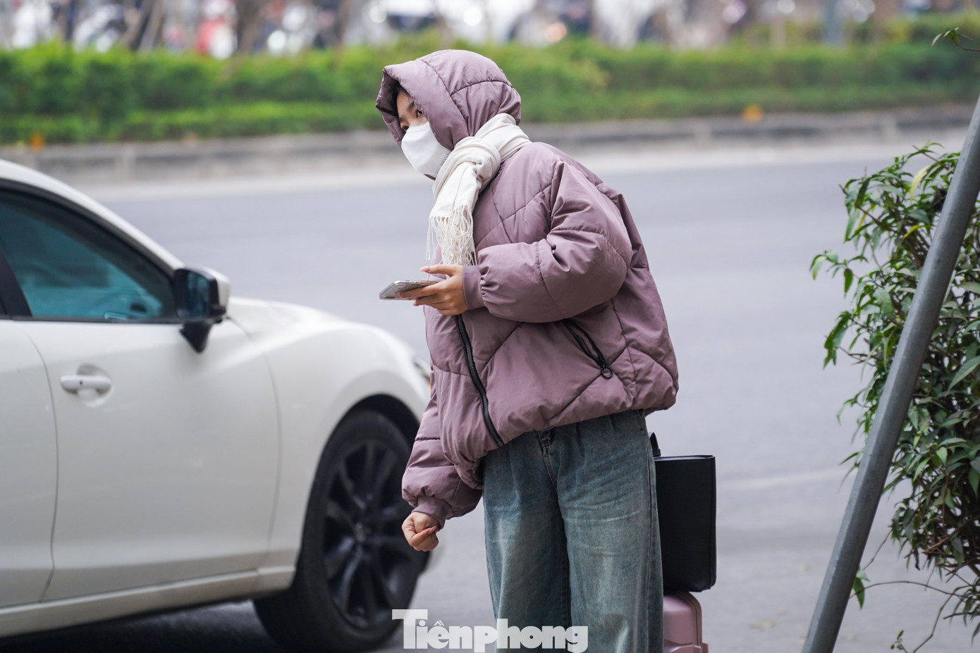 Mặc đồ ấm áp bắt xe về quê sớm ăn Tết, bạn Như Quỳnh cho biết: "Hôm nay mình chính thức được nghỉ Tết, giờ mình bắt xe về Tuyên Quang ăn Tết với gia đình. Cuối năm trời lạnh nhưng như thế mới thích". Mặc đồ ấm áp bắt xe về quê sớm ăn Tết, bạn Như Quỳnh cho biết: "Hôm nay mình chính thức được nghỉ Tết, giờ mình bắt xe về Tuyên Quang ăn Tết với gia đình. Cuối năm trời lạnh nhưng như thế mới thích".