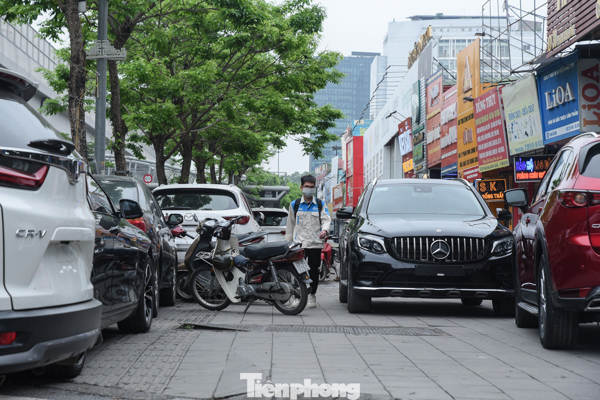 Người đi bộ muốn đi qua khu vực này phải luồn lách trên vỉa hè vì vướng quá nhiều xe.