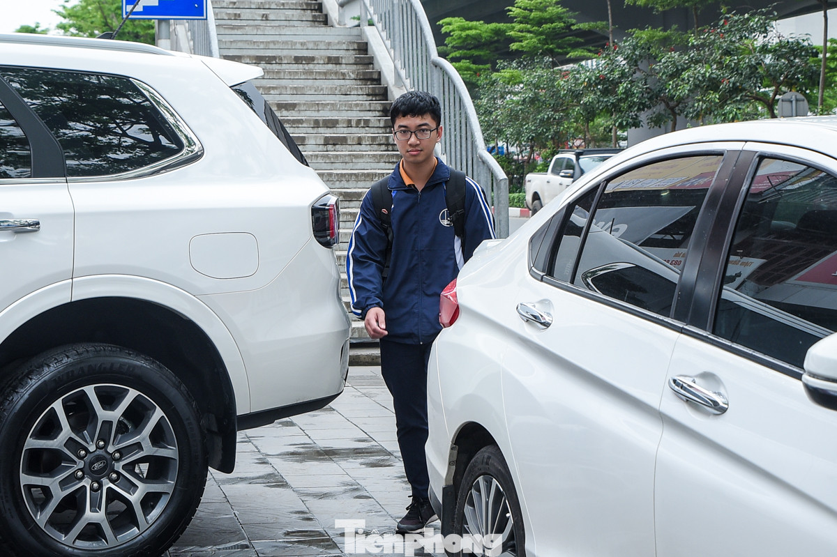 Anh Nguyễn Công Minh (quận Cầu Giấy, Hà Nội) cho biết: "Tôi học ở Đại học Ngoại ngữ, hàng ngày đi học di chuyển qua đường Phạm Văn Đồng rất khó khăn, vỉa hè cũng như lòng đường quá nhiều ôtô đỗ tràn lan".