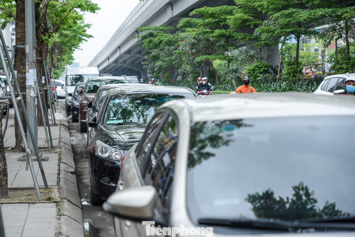 Hàng chục ôtô đỗ tràn xuống lòng đường.
