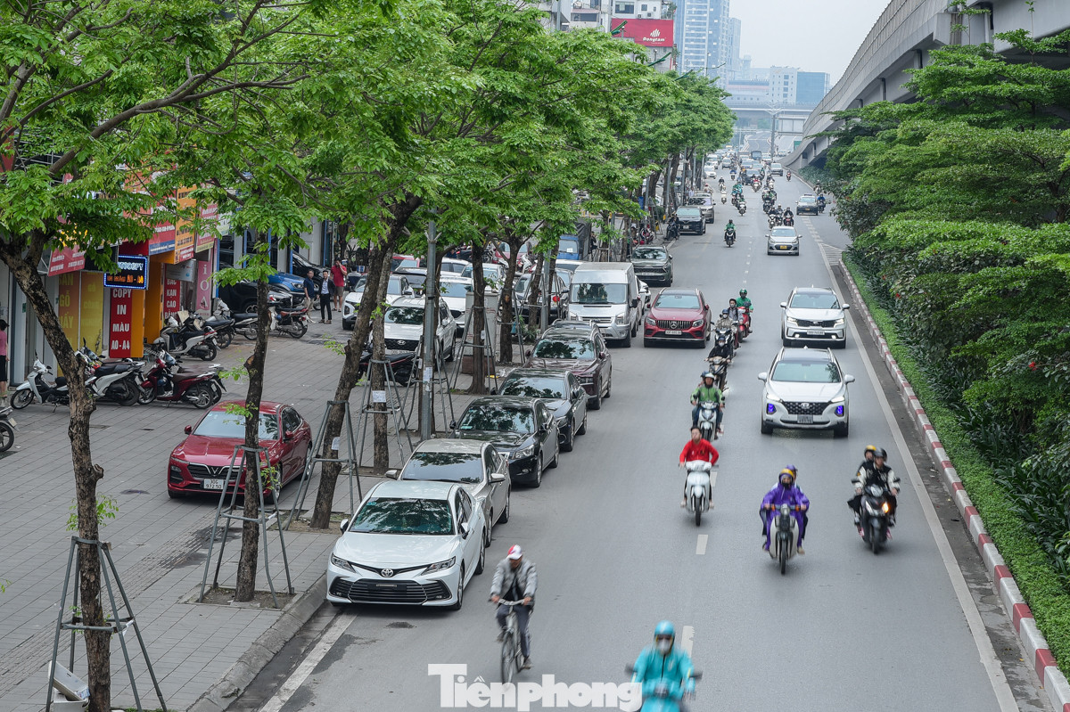 Trao đổi với phóng viên báo Tiền Phong, đại diện Công an quận Cầu Giấy cho biết, các showroom nói trên thuộc địa bàn quản lý của phường Mai Dịch thuộc quận Cầu Giấy và Cổ Nhuế thuộc quận Bắc Từ Liêm. Ngày 10/4, lực lượng chức năng 2 phường nói trên đã tới xử lý các trường hợp các lỗi chiếm dụng hè phố làm nơi trông, giữ xe; vi phạm về dừng, đỗ, để xe sai quy định. Chủ các showroom cũng đã ký cam kết không lấn chiếm vỉa hè làm nơi mua bán xe.
