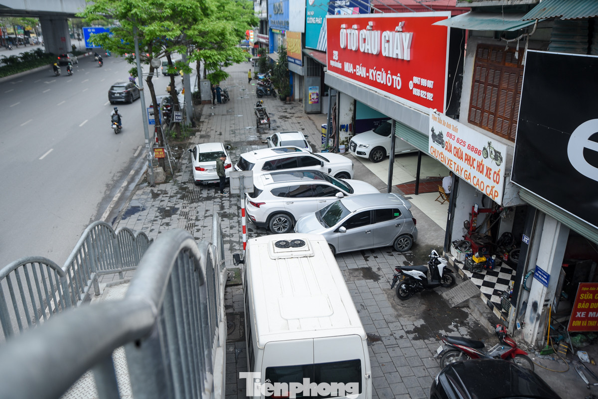 Đoạn đường chưa tới 400m có đến 3 showroom và 1 gara trưng dụng vỉa hè làm nơi sửa chữa, mua bán ôtô.