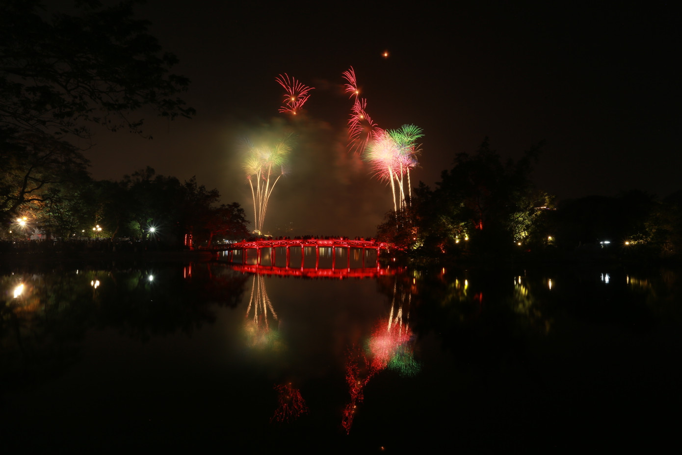 Thời khắc những chùm ánh sáng rực sáng trên bầu trời, những tiếng pháo rộn ràng vang lên cũng là lúc báo hiệu một năm mới đã đến. Thời khắc những chùm ánh sáng rực sáng trên bầu trời, những tiếng pháo rộn ràng vang lên cũng là lúc báo hiệu một năm mới đã đến.