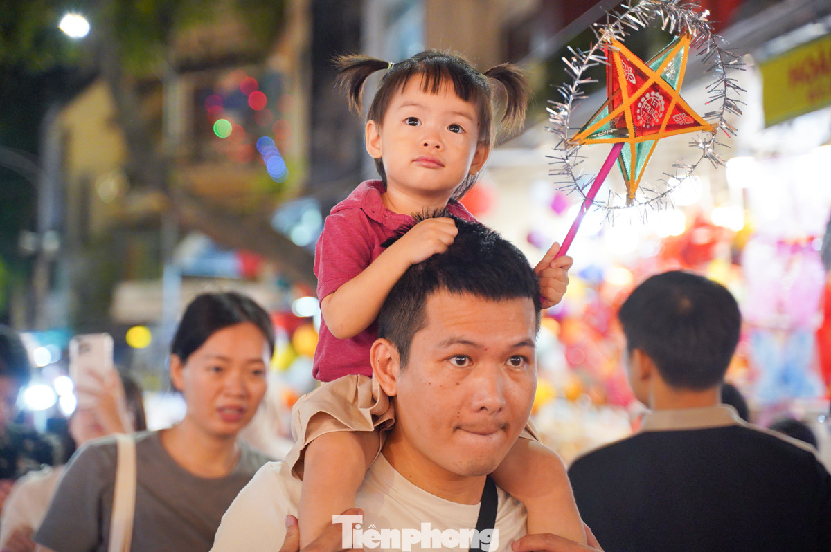 Nhiều gia đình đưa con nhỏ đi chơi Trung thu sớm. Tuy nhiên, do lượng người đổ về quá đông, các bậc phụ huynh phải bế con lên vai để các em có thể nhìn ngắm và tận hưởng không khí lễ hội.