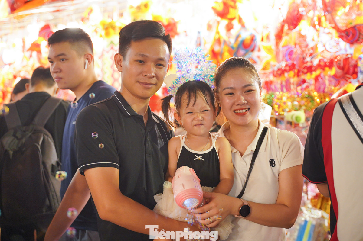 Các gia đình tranh thủ chụp ảnh lưu lại khoảnh khắc Tết Trung thu sớm.