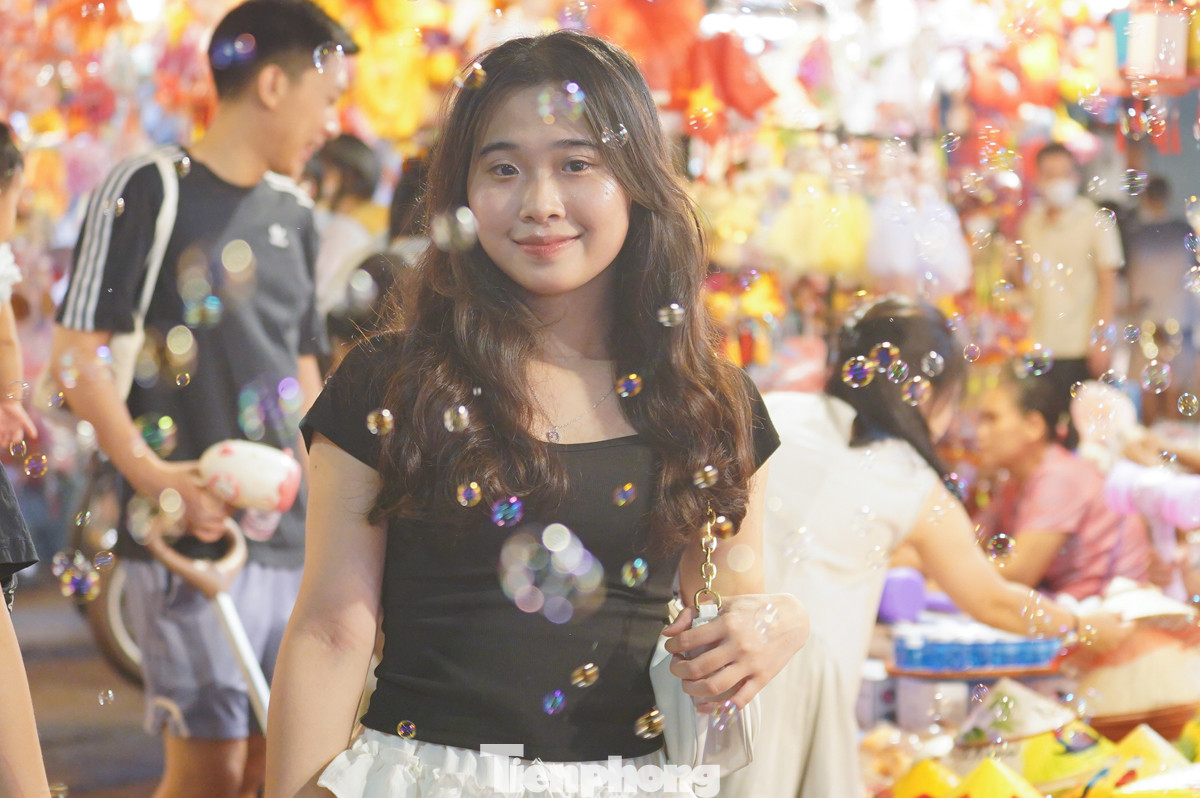 Nhiều 'nàng thơ' thích thú tạo dáng bên những gian hàng bán đồ Trung thu.