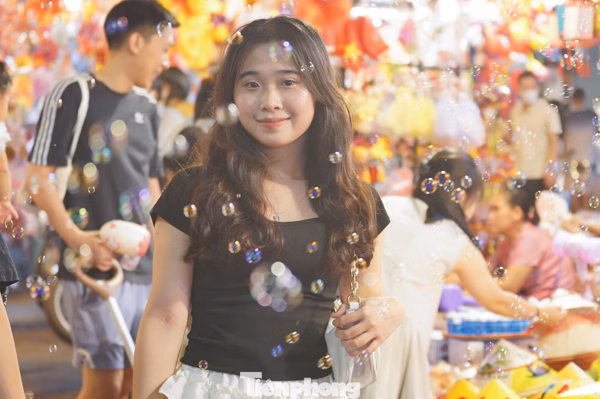 Nhiều 'nàng thơ' thích thú tạo dáng bên những gian hàng bán đồ Trung thu.