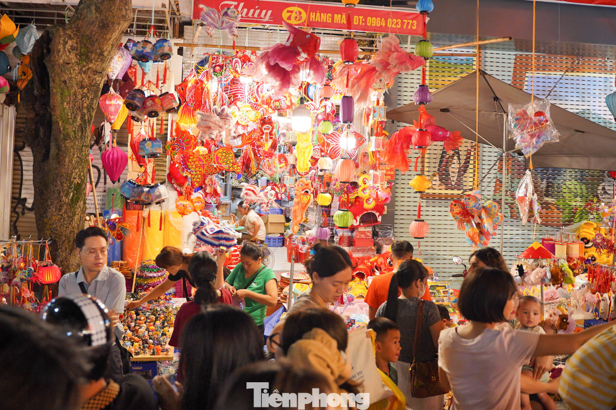 Các cửa hàng luôn đông nghịt người.