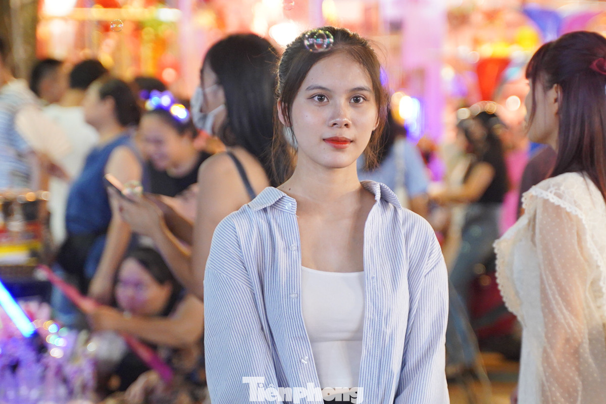 Nhiều 'nàng thơ' thích thú tạo dáng bên những gian hàng bán đồ Trung thu.