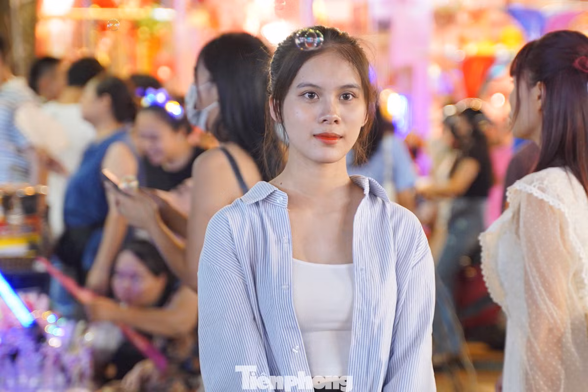Nhiều 'nàng thơ' thích thú tạo dáng bên những gian hàng bán đồ Trung thu.