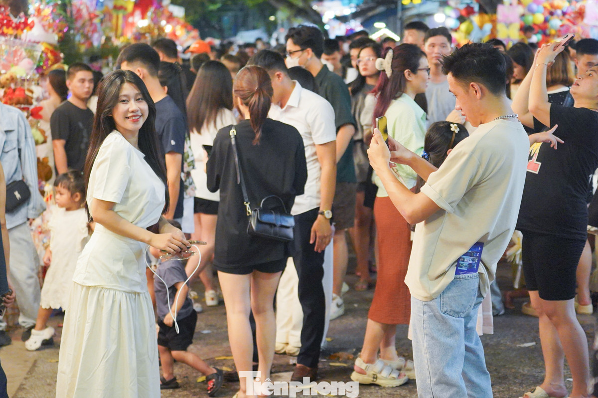 Theo ghi nhận của Tiền Phong, tối 25/8 đúng vào dịp cuối tuần, thời tiết thuận lợi sau chuỗi ngày mưa dầm, đã thu hút một lượng lớn người dân đổ về phố Hàng Mã.