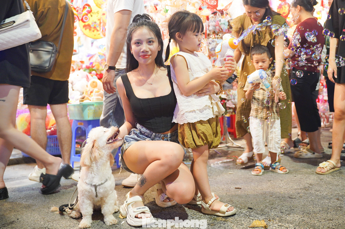 Bạn Ngô Diệu Linh tranh thủ cuối tuần đã cùng chị gái và cháu đến phố Hàng Mã chơi. "Hôm nay thời tiết đẹp, hôm qua mình cũng định đi nhưng mưa quá. Không khí ở đây rất nhộn nhịp", bạn Linh chia sẻ.