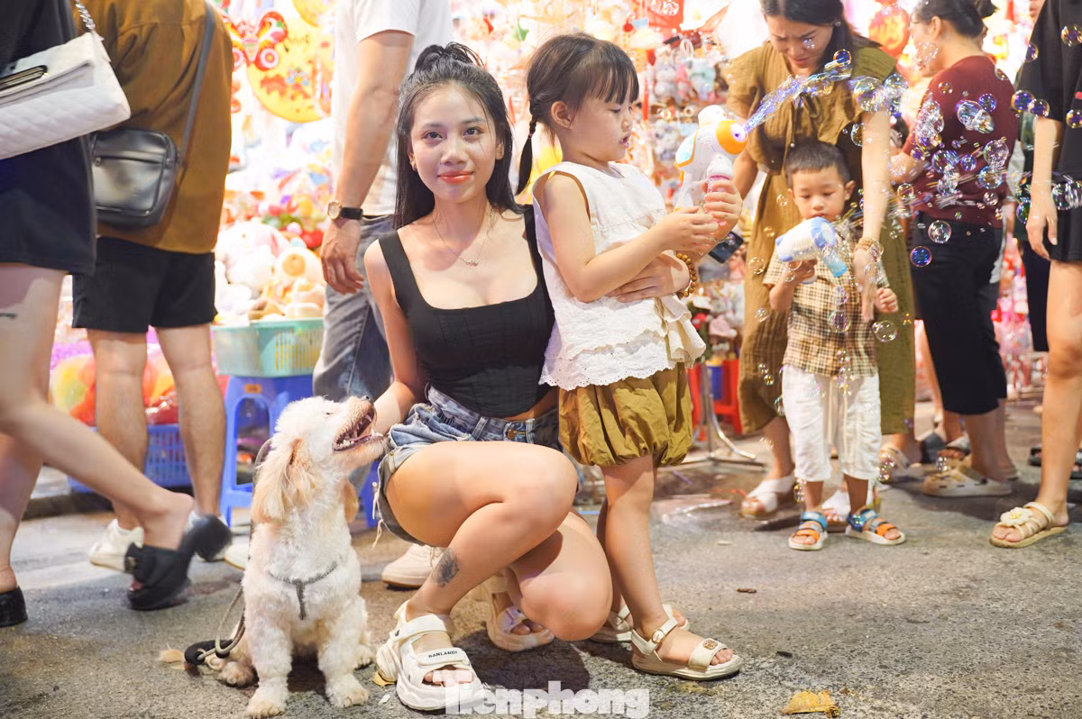 Bạn Ngô Diệu Linh tranh thủ cuối tuần đã cùng chị gái và cháu đến phố Hàng Mã chơi. "Hôm nay thời tiết đẹp, hôm qua mình cũng định đi nhưng mưa quá. Không khí ở đây rất nhộn nhịp", bạn Linh chia sẻ.