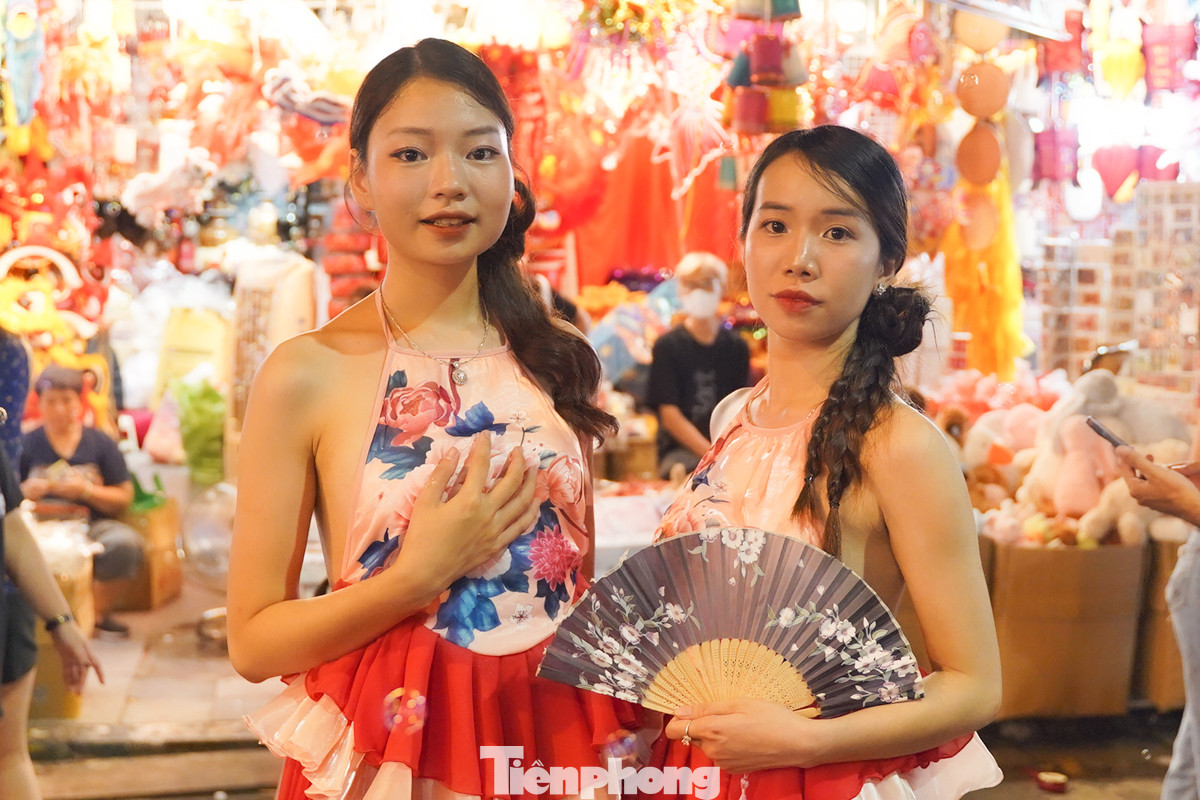 Dưới ánh đèn lồng lung linh sắc màu, Nguyễn Thị Minh Tâm rạng rỡ trong tà áo yếm truyền thống, tạo dáng duyên dáng giữa không gian rực rỡ của phố Hàng Mã. Cô chia sẻ: "Để có những bức ảnh Trung thu thật đẹp, mình đã thuê áo yếm để lên đây check-in. Năm nào cũng vậy, cứ đến Trung thu là mình lại đến phố Hàng Mã để chụp ảnh. Không khí ở đây lúc nào cũng náo nhiệt, vui tươi, khiến mình cảm thấy háo hức và yêu đời hơn."