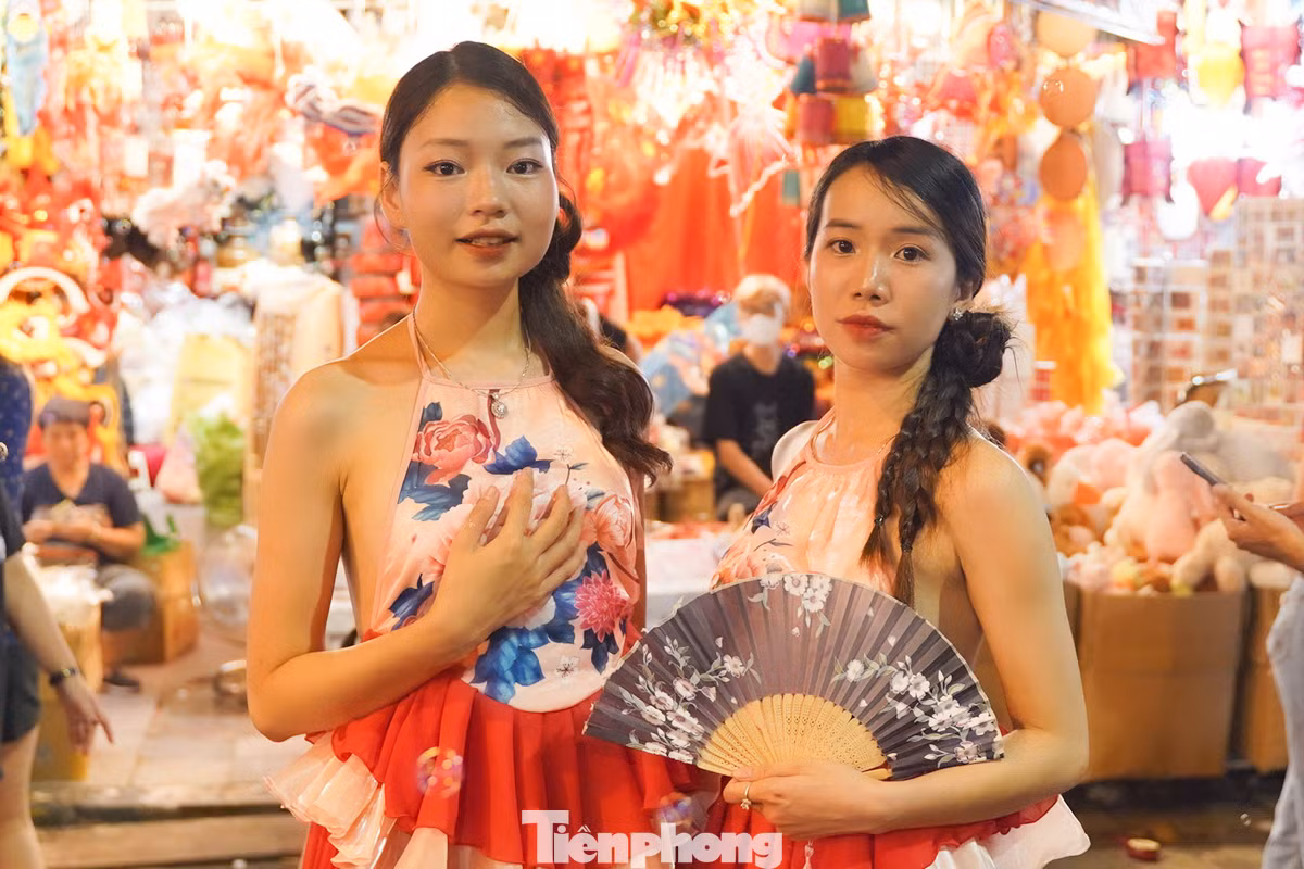Dưới ánh đèn lồng lung linh sắc màu, Nguyễn Thị Minh Tâm rạng rỡ trong tà áo yếm truyền thống, tạo dáng duyên dáng giữa không gian rực rỡ của phố Hàng Mã. Cô chia sẻ: "Để có những bức ảnh Trung thu thật đẹp, mình đã thuê áo yếm để lên đây check-in. Năm nào cũng vậy, cứ đến Trung thu là mình lại đến phố Hàng Mã để chụp ảnh. Không khí ở đây lúc nào cũng náo nhiệt, vui tươi, khiến mình cảm thấy háo hức và yêu đời hơn."