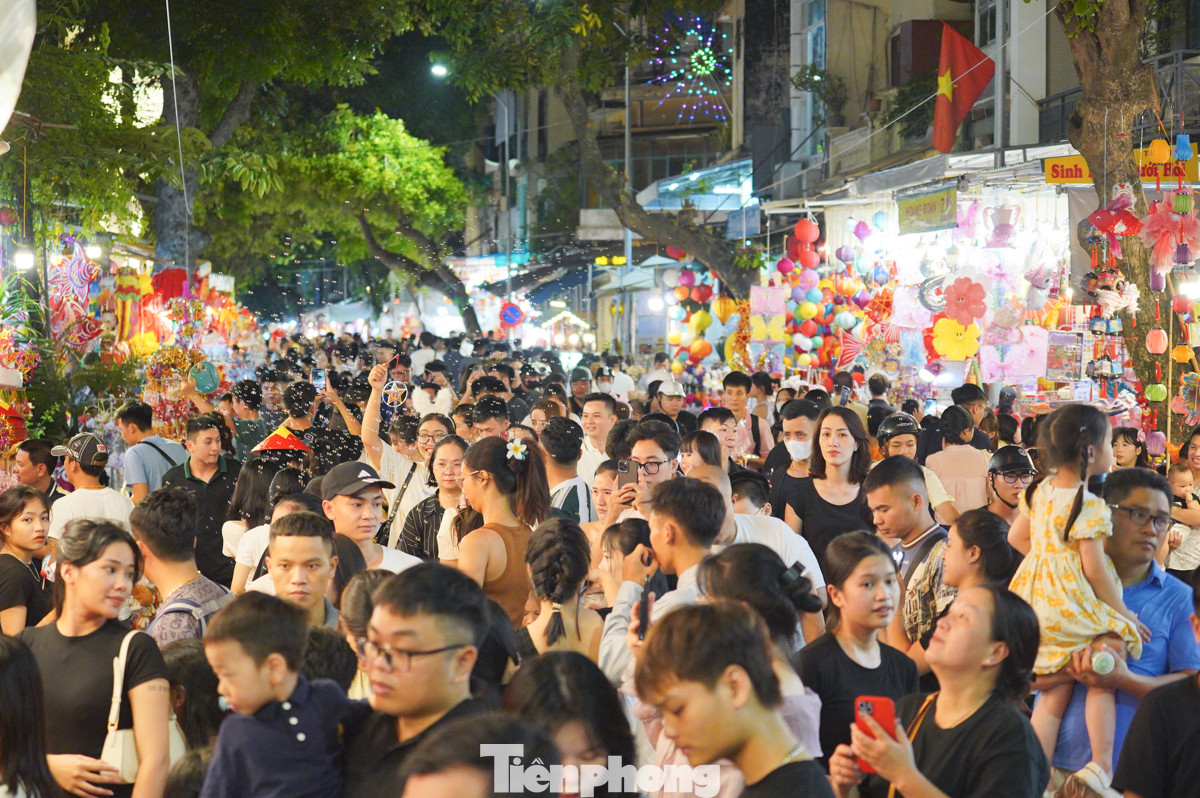 Còn hơn nửa tháng nữa mới đến Trung thu, nhưng thời điểm này không khí tại phố Hàng Mã đã vô cùng nhộn nhịp. Dòng người đông đúc, chen chân nhích từng bước một, các bạn trẻ mất hàng chục phút loay hoay tìm góc "check-in".