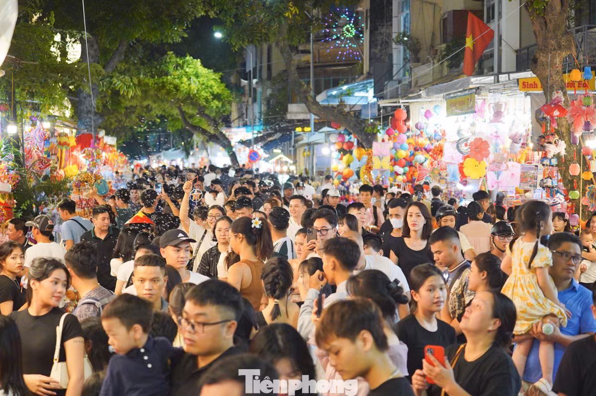 Còn hơn nửa tháng nữa mới đến Trung thu, nhưng thời điểm này không khí tại phố Hàng Mã đã vô cùng nhộn nhịp. Dòng người đông đúc, chen chân nhích từng bước một, các bạn trẻ mất hàng chục phút loay hoay tìm góc "check-in".