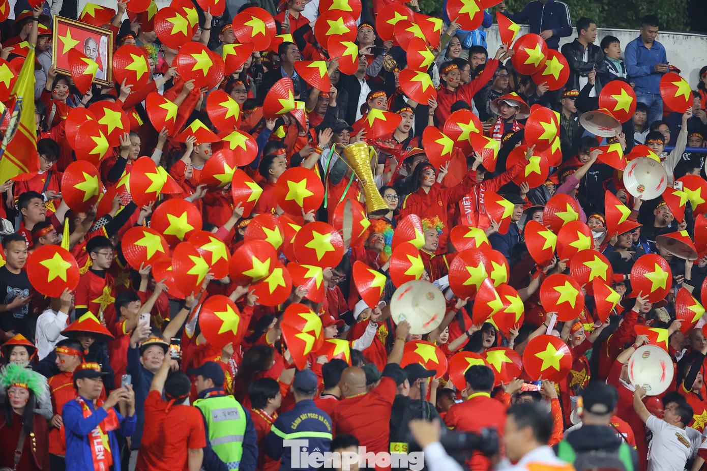 Hàng vạn cổ động viên cùng cờ hoa đã đổ về sân vận động Việt Trì (Phú Thọ) &apos;tiếp lửa&apos; cho Việt Nam đấu Thái Lan.