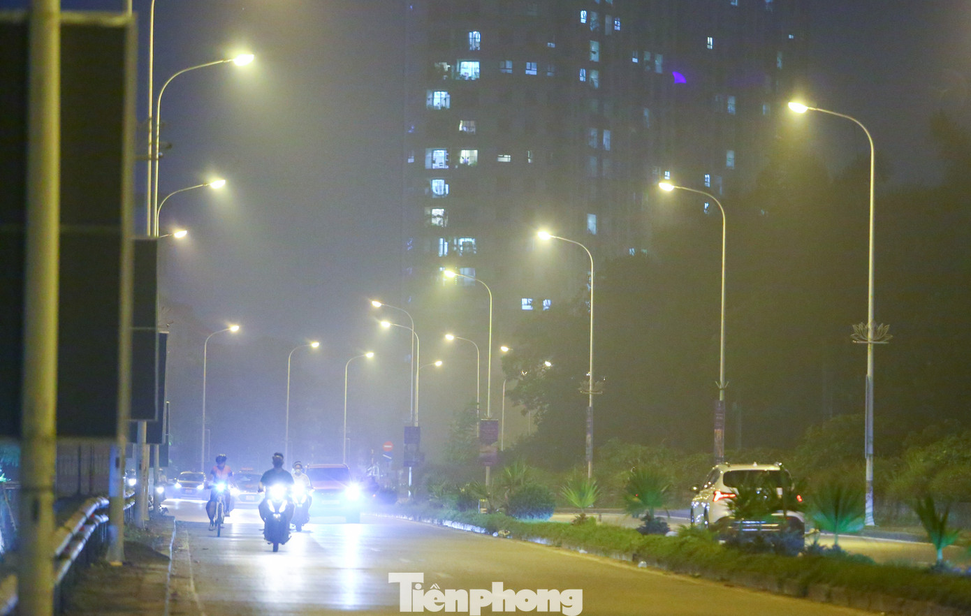 Càng về đêm muộn, lớp sương mù càng dày đặc, tầm nhìn ngày càng bị hạn chế.