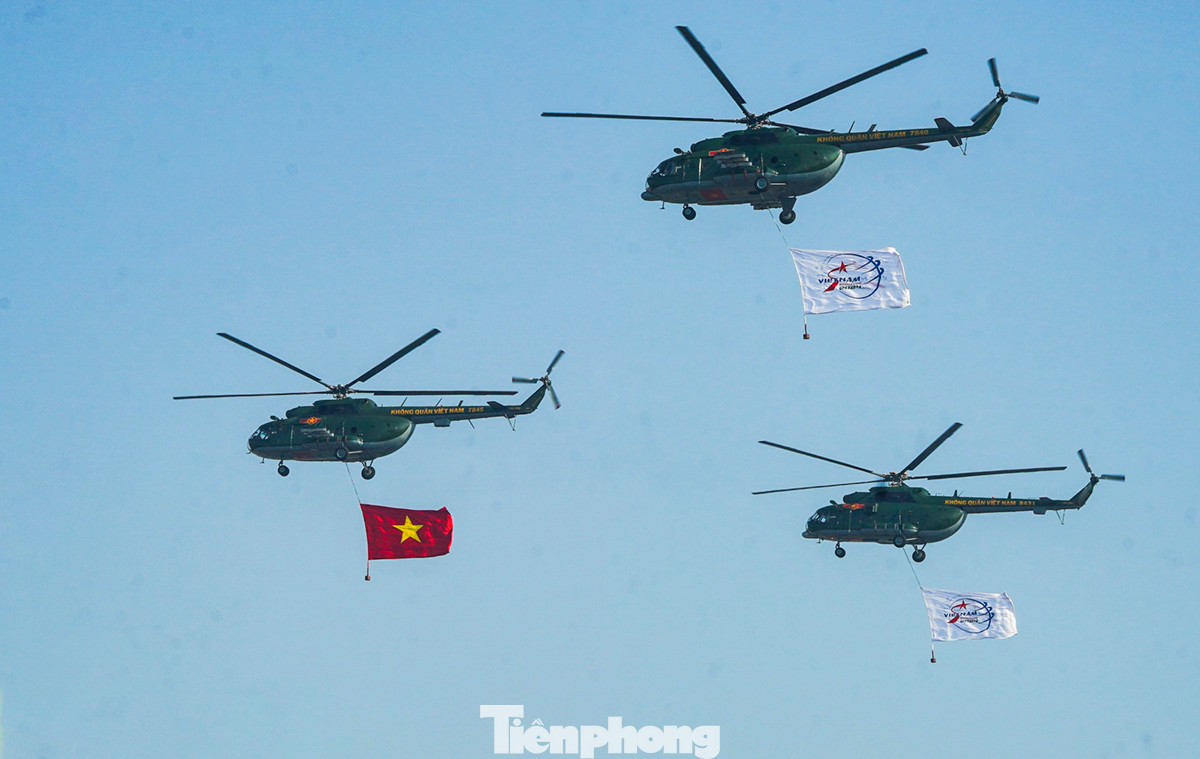 Sáng 30/11, các biên đội máy bay chiến đấu Su-30MK2 và trực thăng Mi-8/171 đã bay biểu diễn trên bầu trời khu vực sân bay Gia Lâm (Hà Nội).