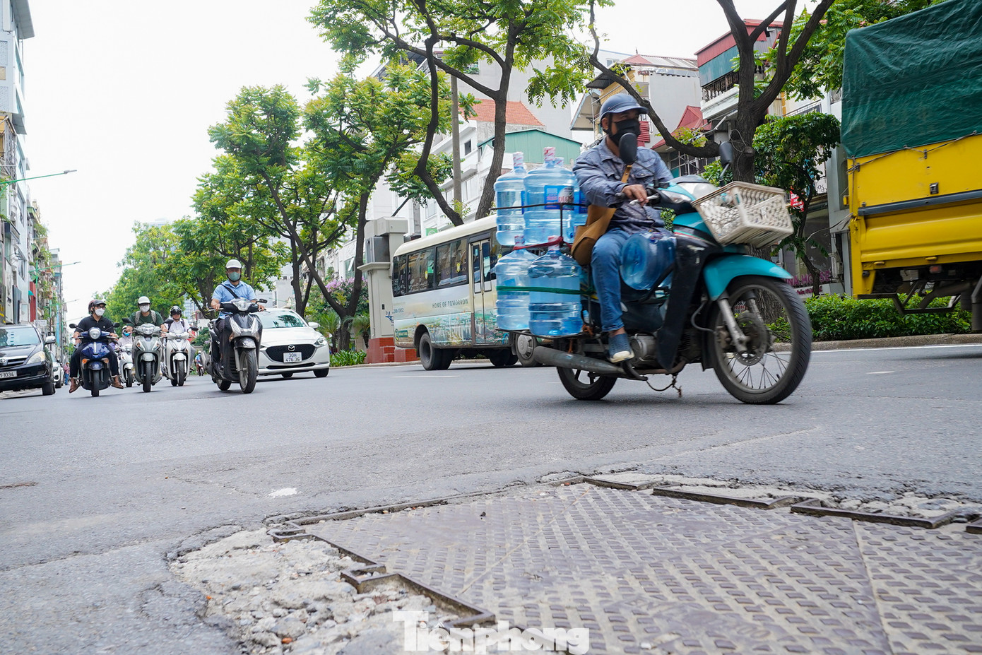 Bên cạnh đó, mặt đường xuống cấp cũng gây không ít khó khăn cho các phương tiện khi di chuyển trên tuyến đường này.