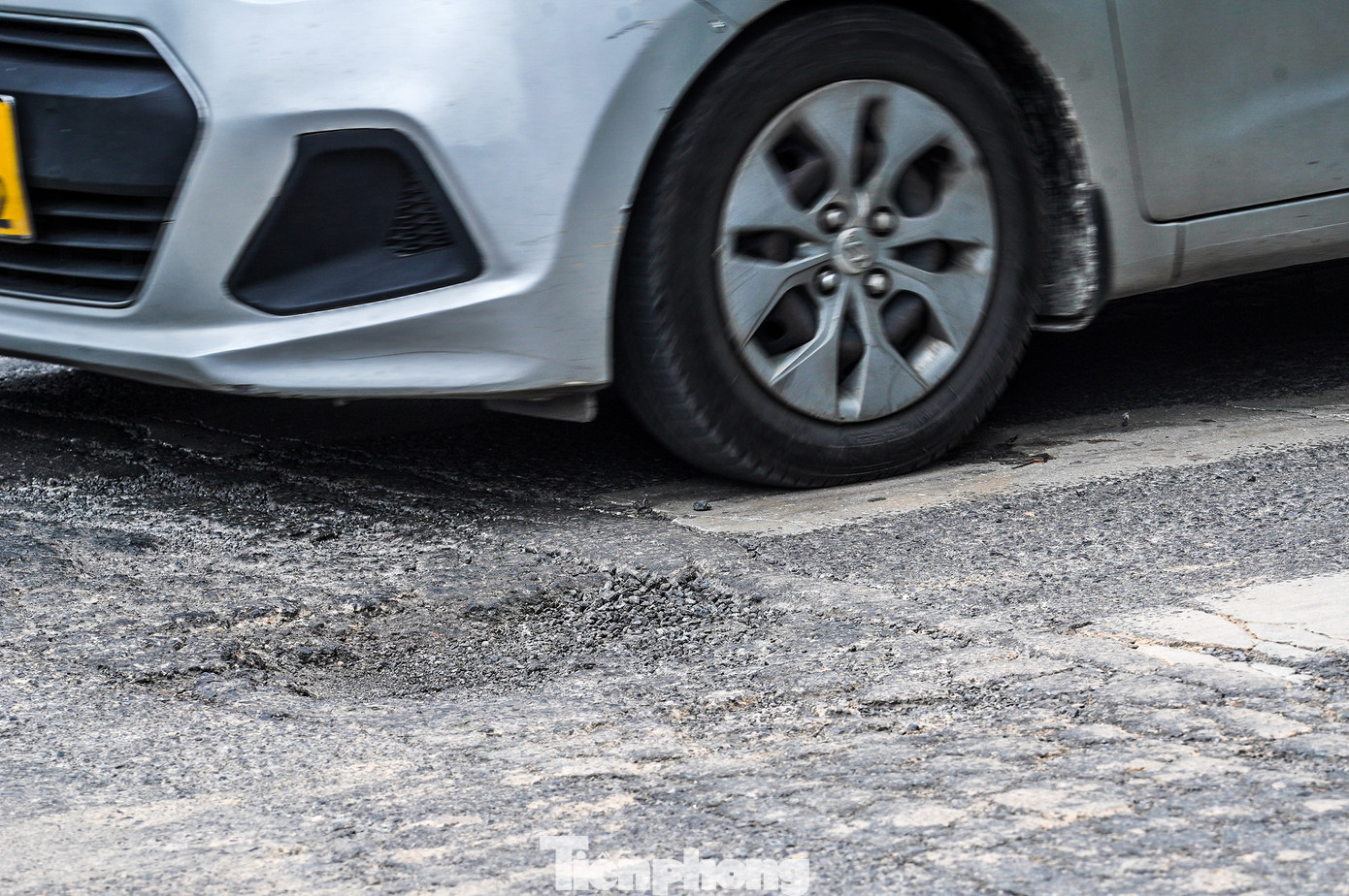 Bên cạnh đó, mặt đường xuống cấp cũng gây không ít khó khăn cho các phương tiện khi di chuyển trên tuyến đường này.