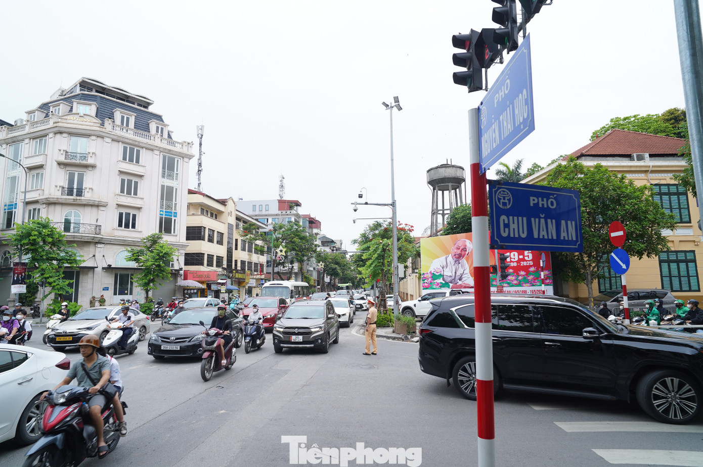 Lực lượng chức năng túc trực ở tất cả các ngã tư để hỗ trợ điều tiết giao thông vào giờ cao điểm sáng và chiều tối.