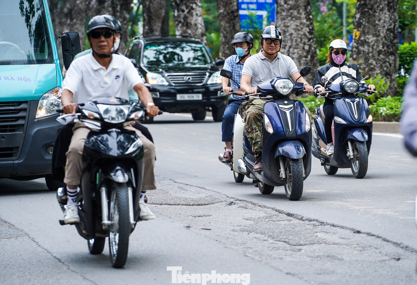 Bên cạnh đó, mặt đường xuống cấp cũng gây không ít khó khăn cho các phương tiện khi di chuyển trên tuyến đường này.