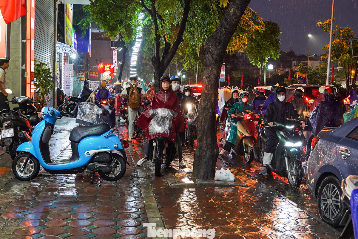 Nhiều người điều khiển xe máy "leo" vỉa hè, đi ngược chiều trên đường Giáp Nhất (quận Thanh Xuân).