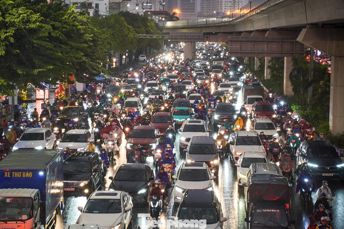 Đường Nguyễn Trãi lúc gần 18 giờ, ô tô và xe máy đan xen không phân biệt làn đường khiến tình trạng ùn tắc càng trở nên nghiêm trọng.