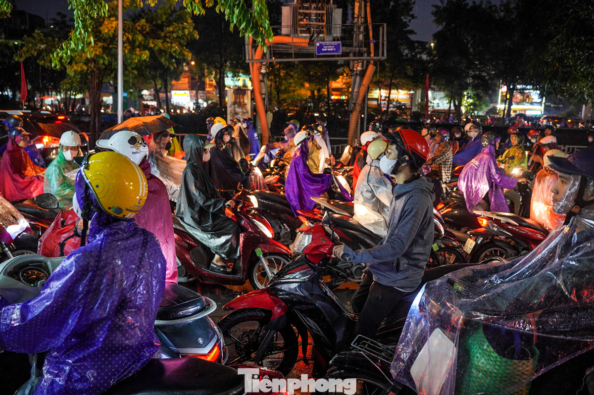 “Tôi đi từ Hà Đông sang Giáp Nhất mất gần 1 tiếng, đường tắc, các phương tiện di chuyển lộn xộn, khiến tôi di chuyển rất khó khăn”, anh Lê Minh Toàn (quận Hà Đông) chia sẻ.