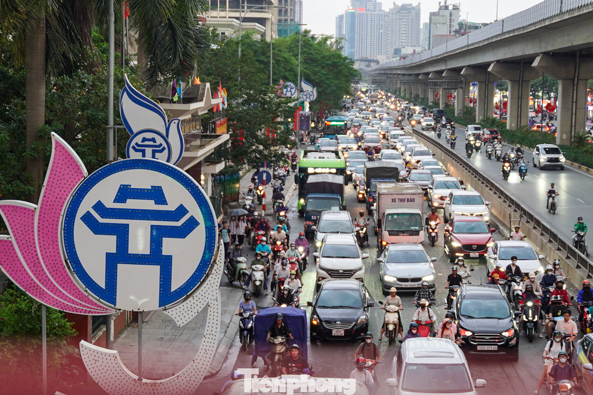 Chiều 15/10, nhiều khu vực nội thành Hà Nội có mưa vào giờ tan tầm khiến nhiều tuyến đường xảy ra ùn tắc, đặc biệt các nút giao thông Nguyễn Trãi - Trường Chinh, Trần Duy Hưng - Vành đai 3 Hoàng Cầu, Thái Hà - Láng Hạ...