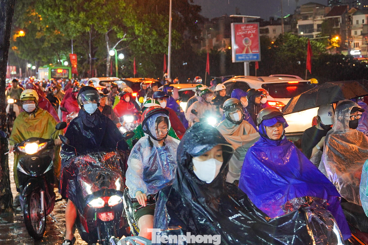 Nhiều người điều khiển xe máy "leo" vỉa hè, đi ngược chiều trên đường Giáp Nhất (quận Thanh Xuân).